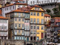 Szenario am Douro Ufer mit Rabello Booten und bunten Häusern - Porto